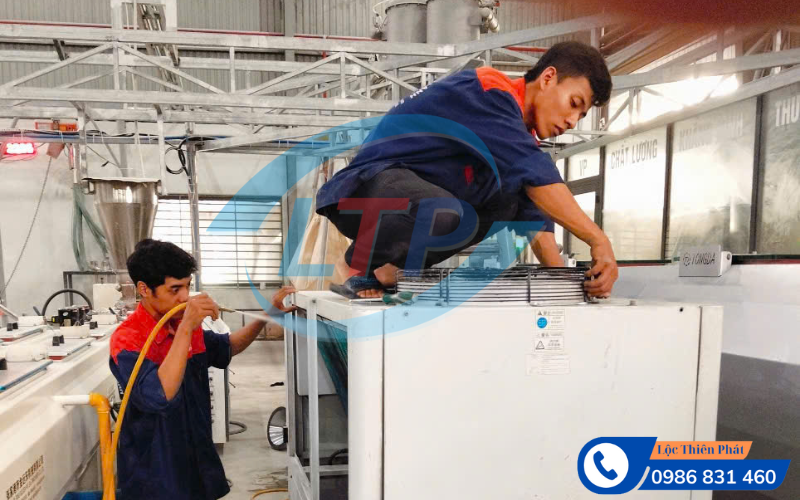 ve-sinh-may-lanh-cong-nghiep-tai-kcn-dinh-quan