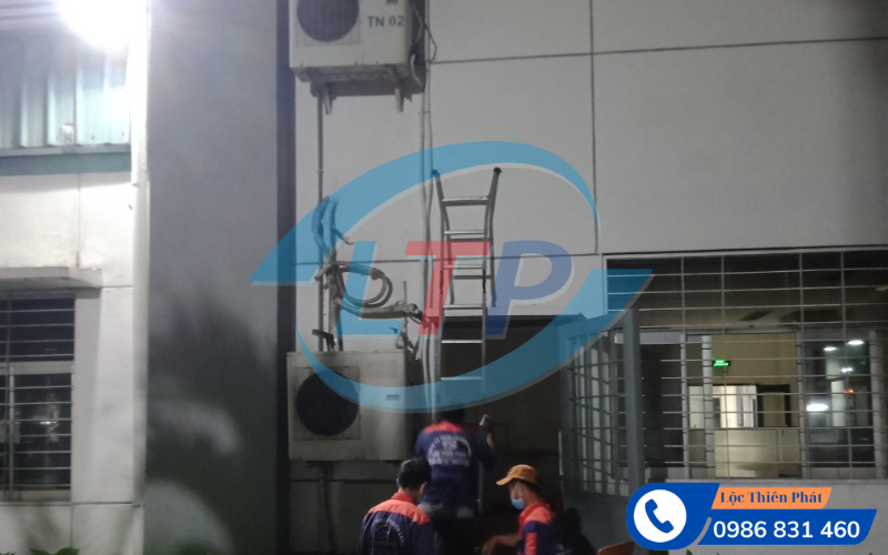 sua-may-lanh-cong-nghiep-khan-cap