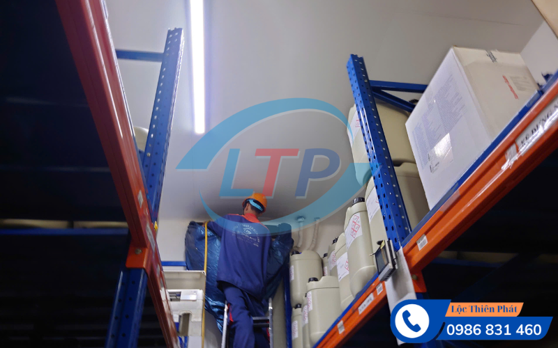 ve-sinh-may-lanh-cong-nghiêp-dinh-ky