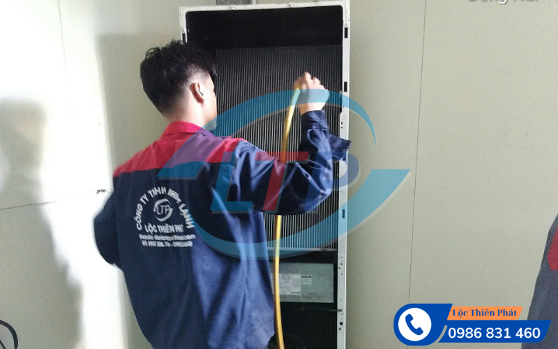 ve-sinh-may-lanh-kcn-ong-keo