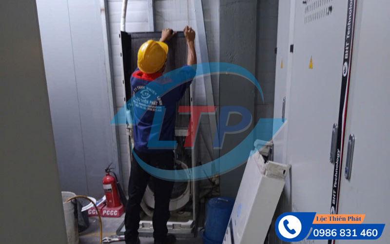 ve-sinh-may-lanh-cong-nghiep