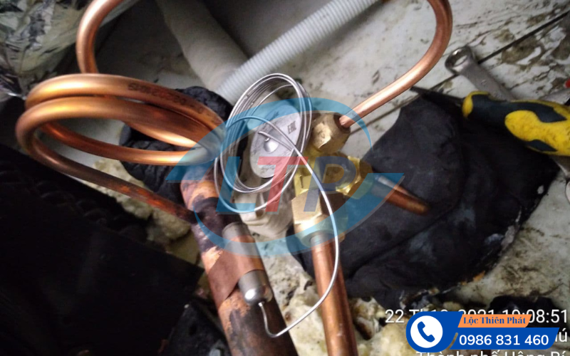 thay-van-tiet-luu-chiller-cong-nghiep-1.jpg 