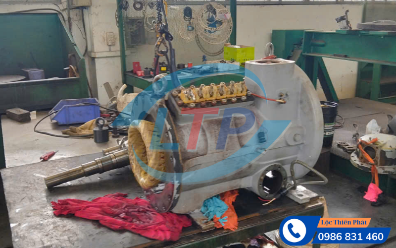 thao-may-nen-chiller-kiem-tra-motor.jpg