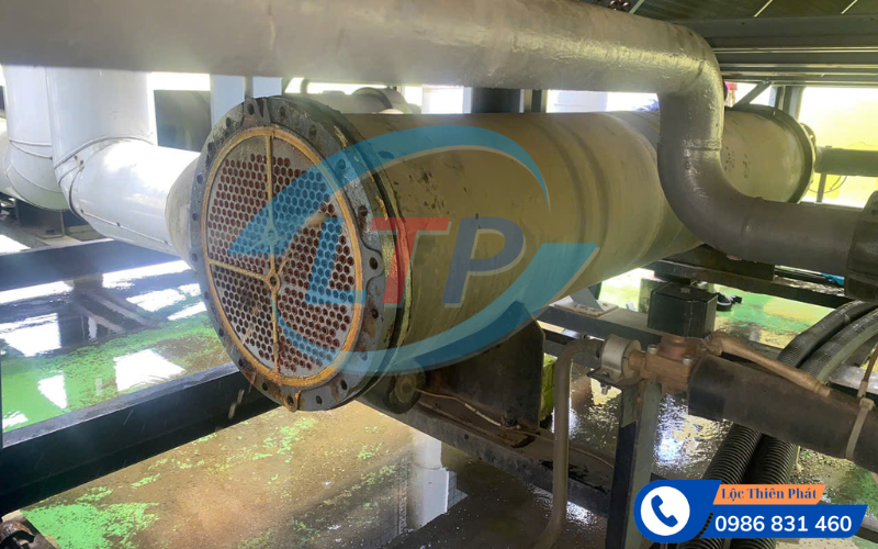 ve-sinh-chiller-thoi-hoa.jpg