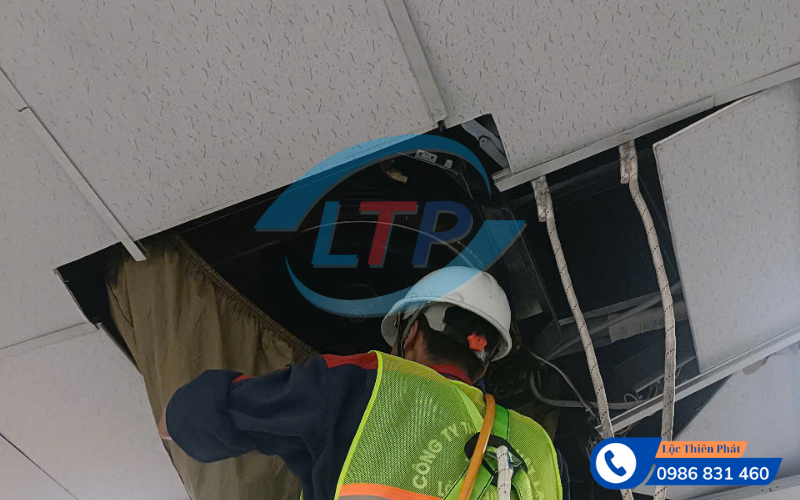 bao-tri-ve-sinh-may-lanh-van-phong-kcn-di-an