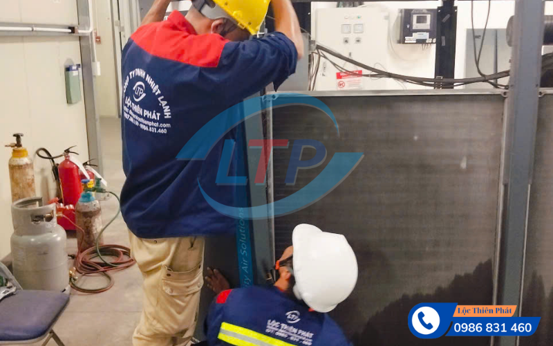 ve-sinh-chuyen-sau-chiller