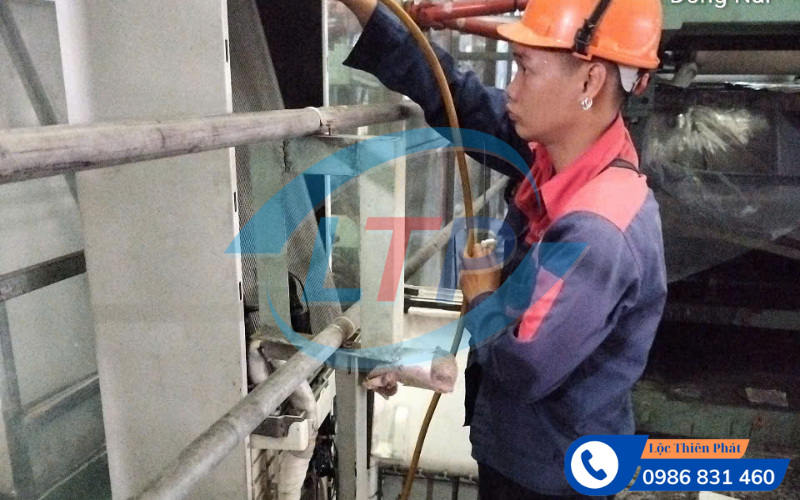 ve-sinh-may-lanh-kcn-di-an