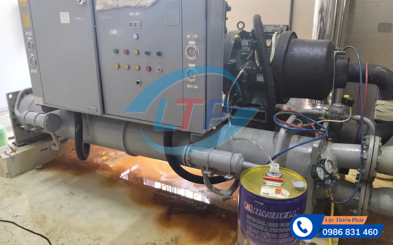 thay-dau-cho-may-nen-chiller