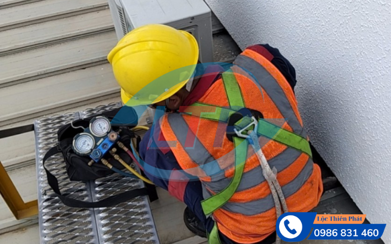 ve-sinh-sua-chua-may-lanh-buu-hoa