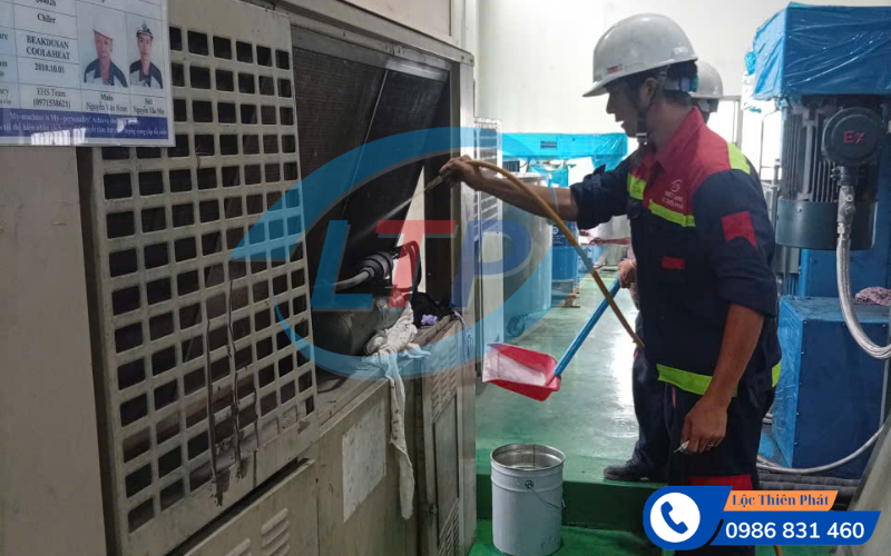 ve-sinh-chiller-kcn-loc-an-binh-son.jpg