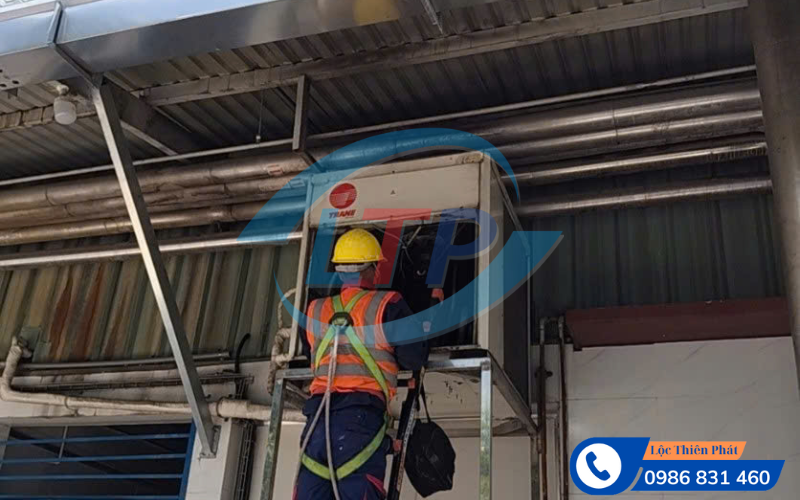 ve-sinh-may-lanh-cong-nghiep-tai-dau-giay